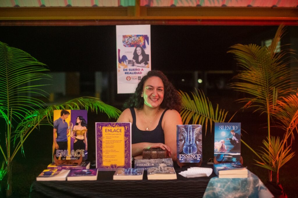 La escritora Le Fernández relató sobre sus aventuras, fracasos y éxitos para publicar libros.