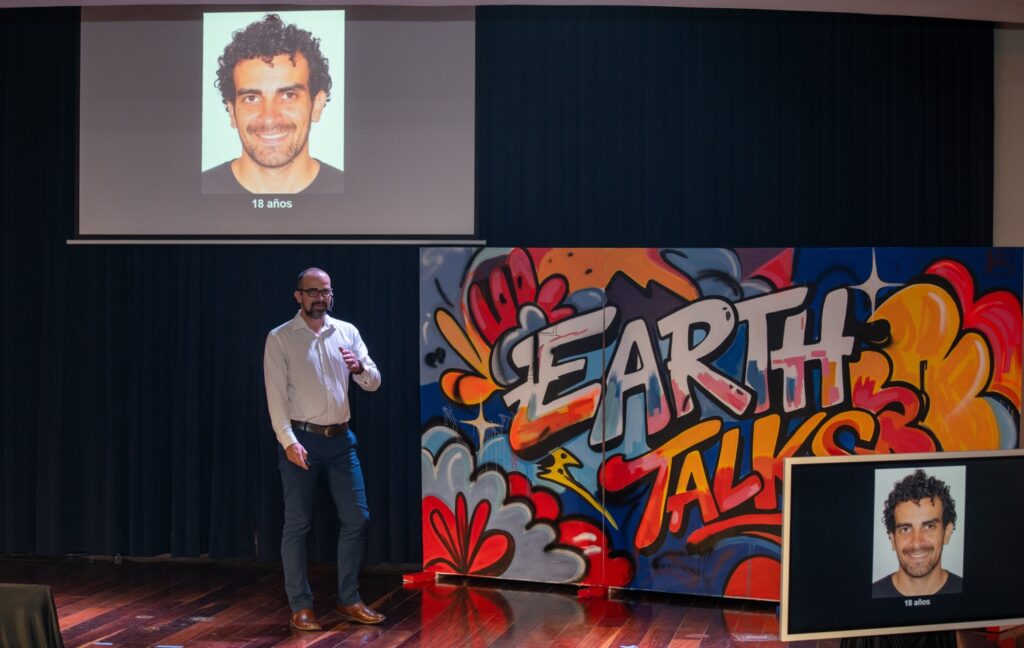 Professor Daniel De Sárraga in his presentation "I love you... cash or credit?".